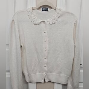 Vintage - Elegant Cream Sweater with Lace Collar
